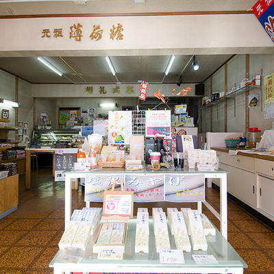 店内ではイチオシの地酒ケーキをはじめ、塩沢土産となるお菓子を取り揃えております。